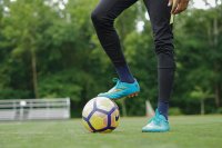 Van welk materiaal worden voetbalshirts doorgaans gemaakt?