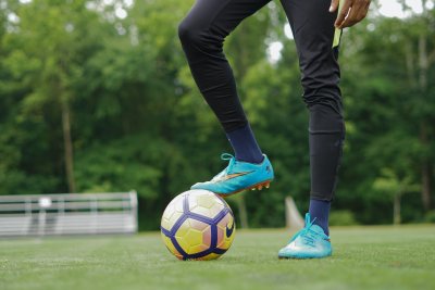 Van welk materiaal worden voetbalshirts doorgaans gemaakt?